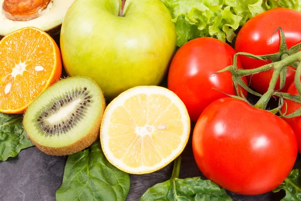 Спелые фрукты с овощами в качестве здоровой питательной закуски, содержащей витамины — стоковое фото