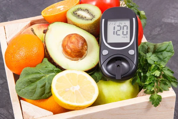 Glucometer for measuring sugar level and ripe fruits with vegetables as healthy nutritious snack containing vitamins — Stock Photo, Image