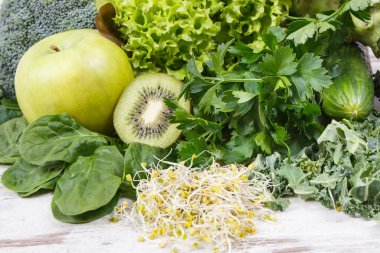 Vitamin veya mineral içeren sağlıklı besleyici maddeler olarak taze olgun meyve, sebze ve lahana