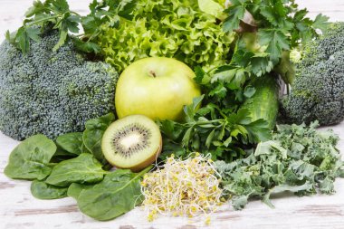 Taze doğal meyve, sebze ve kaynak vitamin olarak lahana. Vücut detoks yeşil maddeler kavramı kullanarak