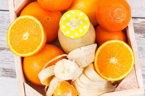 来自柑橘类水果的健康果尾或果汁。含有维生素和矿物质的甜点 — 图库照片