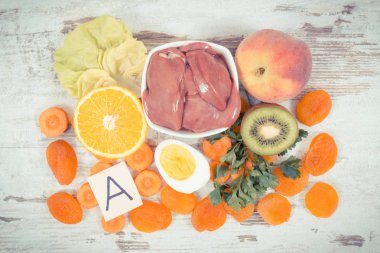 Kaynak A vitamini gibi malzemeler, doğal mineraller ve diyet lif, besleyici sağlıklı yeme kavramı
