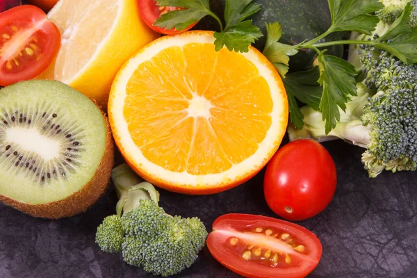 Frutta e verdura fresche, dessert nutriente come fonte di minerali sani e vitamine — Foto Stock