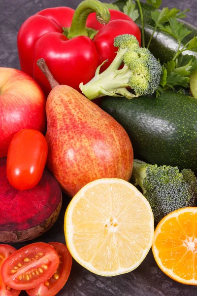 Groenten en fruit met vitaminen en mineralen, gezond eten concept — Stockfoto