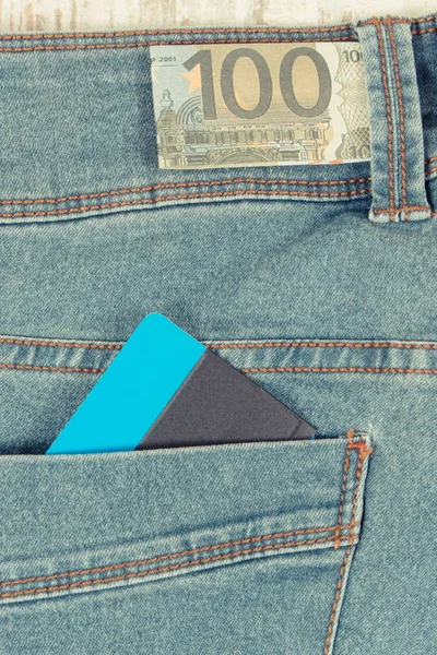Валюты евро и кредитная карта в джинсовом кармане. Наличными или наличными за покупки — стоковое фото
