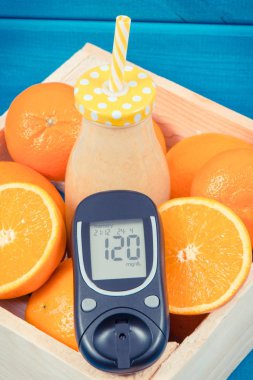 Şeker seviyesini kontrol etmek için glikoz ölçer ve narenciye sağlıklı coctail veya meyve suyu. Diyabet, diyet ve zayıflama