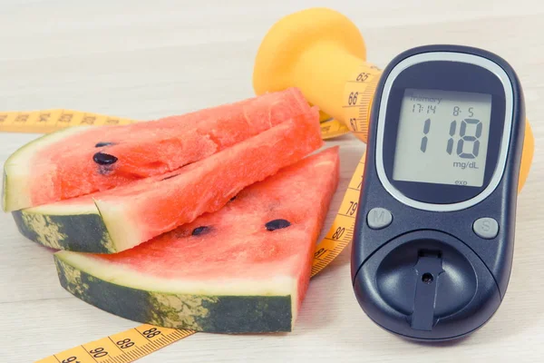Şeker seviyesini kontrol etmek için glikoz ölçer, karpuz kısmı, santimetre ve halter, diyabet ve sağlıklı yaşam tarzı kavramı — Stok fotoğraf