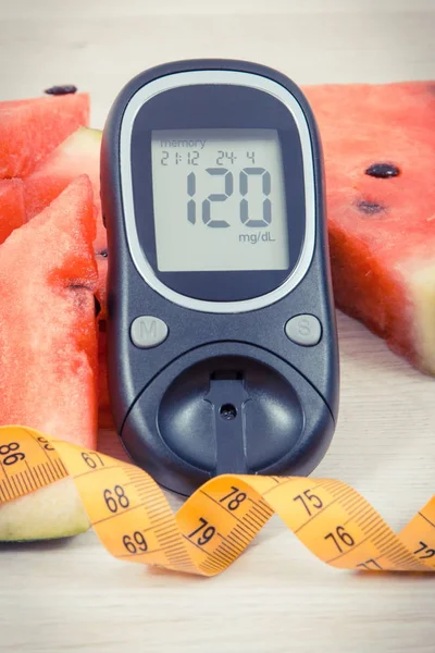 Glucose meter voor het controleren van suikerniveau, portie watermeloen en centimeter, diabetes en concept van een gezonde levensstijl — Stockfoto