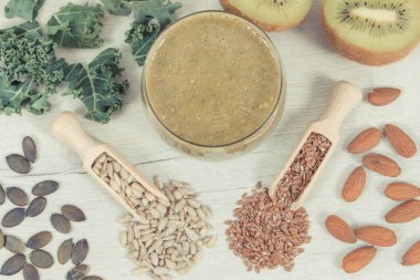 Meyve, sebze ve diğer malzemelerle Smoothie veya kokteyl. Vitaminler ve mineraller içeren zayıflama için sağlıklı gıda