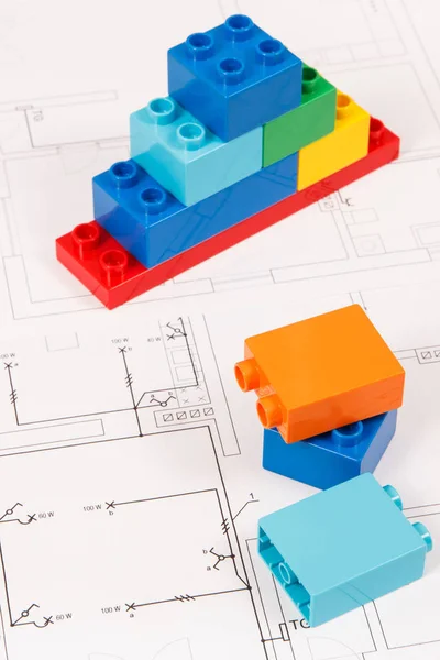 Bloques de juguete coloridos y plan de vivienda de construcción. Concepto de construcción, compra o alquiler de viviendas — Foto de Stock