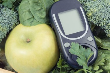 Glikoz metre ve vitamin içeren sağlıklı gıda olarak sebze ile taze yeşil meyve. Diyabet ve vücut detoksu