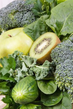 Vitamin veya mineral içeren sağlıklı gıda olarak sebze ile taze olgun yeşil meyve. Vücut detoksu