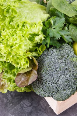 Kaynak vitamin olarak taze doğal sebzeler. Vücut detoks yeşil maddeler kavramı kullanarak