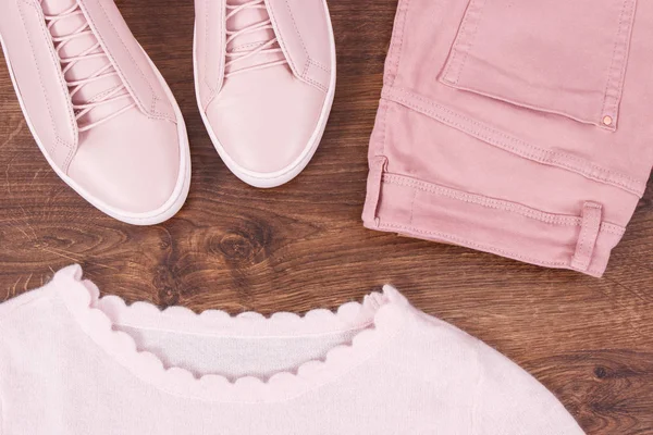 Zapatos de cuero para mujer, pantalones de algodón y suéter a bordo —  Fotos de Stock