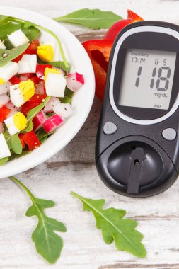 Şeker seviyesi ve yumurta ve sebze ile taze salata sonucu glikoz metre, diyabet kavramı sırasında sağlıklı beslenme