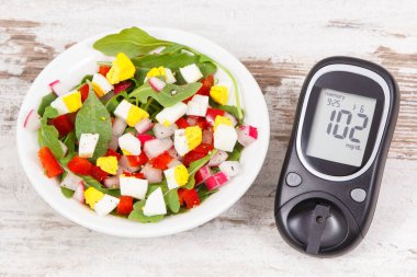 Yumurta ve sebze, diyabet ve sağlıklı beslenme kavramı ile şeker seviyesi ve taze salata sonucu glucometer