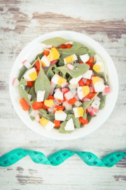 Bant ölçüsü ve yumurta ve sebze, diyet, zayıflama ve sağlıklı beslenme kavramı ile taze salata