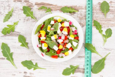 Bant ölçüsü ve yumurta ve sebze, diyet, zayıflama ve sağlıklı beslenme ile taze salata