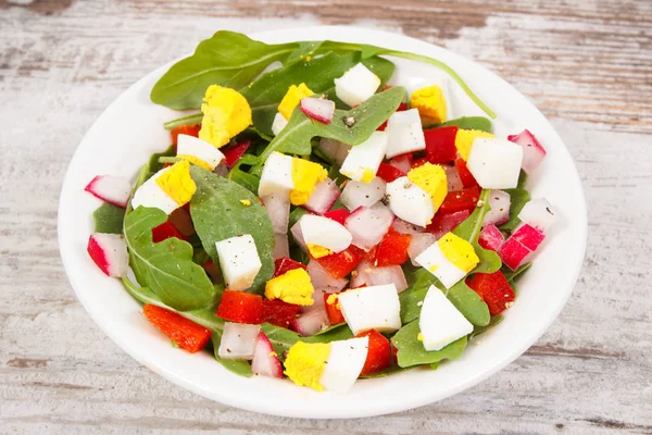 Ensalada fresca preparada con huevos y verduras en tazón, concepto de nutrición saludable —  Fotos de Stock