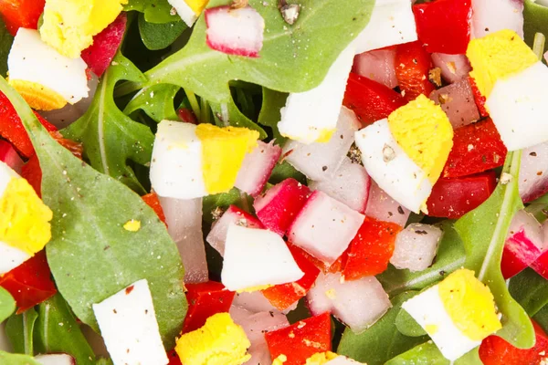 Yumurta ve sebze ile taze hazırlanmış salata, sağlıklı beslenme konsepti