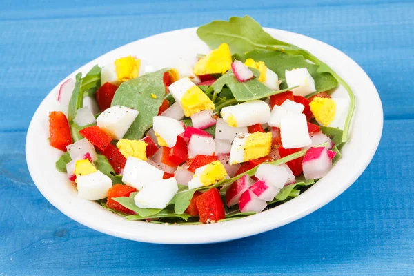 Ensalada fresca en cuenco de vidrio en tablas, dieta y concepto de nutrición saludable —  Fotos de Stock