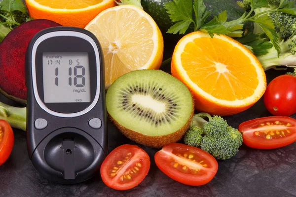 Glucometer con resultado de nivel de azúcar y frutas con verduras, diabetes y postre nutritivo que contiene minerales y vitaminas — Foto de Stock