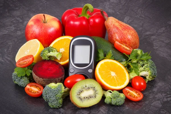 Medidor de glucosa para controlar el nivel de azúcar y frutas con verduras, postre nutritivo que contiene minerales y vitaminas para diabéticos — Foto de Stock