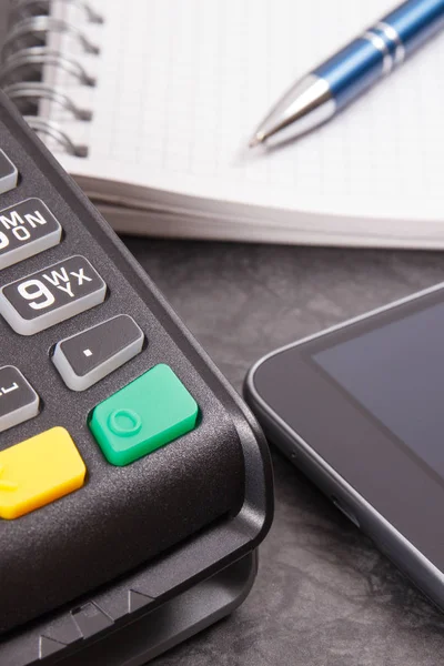 Lecteur de carte de crédit, téléphone portable avec technologie NFC pour les transactions de paiement sans espèces et bloc-notes pour les notes. Concept d'entreprise — Photo