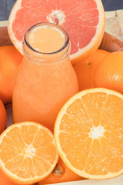 来自柑橘的健康冰沙。含有矿物质和维生素的食物。节食和瘦身的概念 — 图库照片