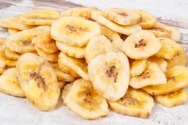 Rustik tahtada kurutulmuş organik muz cipsi
