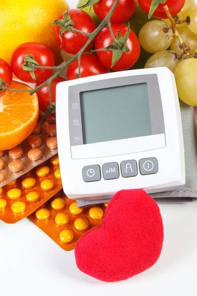 Monitoraggio della pressione sanguigna, frutta con verdure e pillole mediche, stile di vita sano — Foto Stock