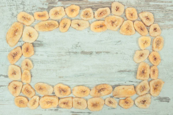 Cornice di patatine essiccate fatte in casa di banana per spuntino o dessert, spazio copia per il testo — Foto Stock