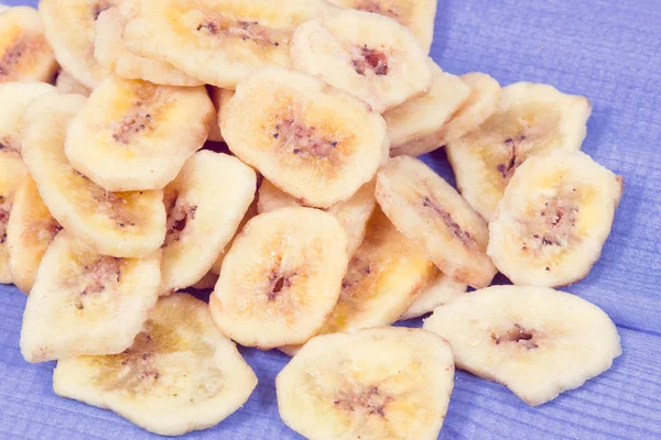 Chips de plátano secos como aperitivo natural para el postre — Foto de Stock