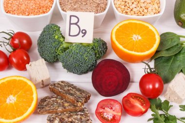 Vitamin B9, doğal mineral ve folik asit, sağlıklı beslenme kavramı içeren besleyici maddeler