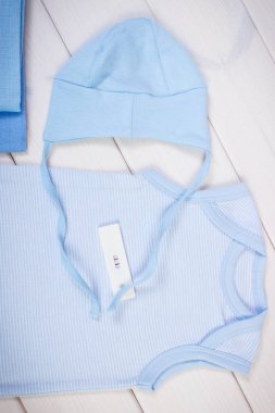 Hamilelik testi pozitif sonuç ve giyim için yeni doğan bebek için bekliyor,