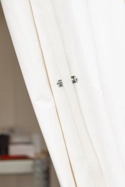 Su geçirmez malzemeden yapılmış beyaz branda veya perdenin yakınçekimi