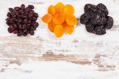 Kaynak doğal vitaminler ve diyet lifi, sağlıklı beslenme kavramı, rustik tahta metin için kopya alanı olarak Malzemeler