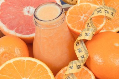 Narenciye ve mezura taze sağlıklı smoothie. Mineral ve vitamin içeren gıdalar. Diyet ve zayıflama konsepti