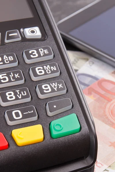 Terminal de pago, dinero y teléfono inteligente con tecnología NFC utilizando para pagar sin efectivo — Foto de Stock