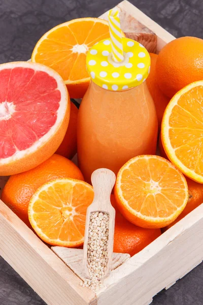 含有矿物质和维生素的柑橘类水果的健康冰沙。节食和减肥概念 — 图库照片