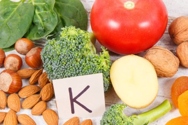 K vitamini, mineraller ve diyet lifi, sağlıklı beslenme kavramı içeren sebze ve meyve