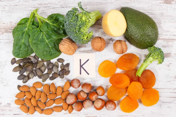 Φρούτα και λαχανικά που περιέχουν βιταμίνη Κ, μέταλλα και φυτικές ίνες, έννοια υγιεινή διατροφή — Φωτογραφία Αρχείου