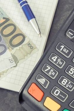 Farklı yerlerde nakitsiz ödeme için ödeme terminali, not defteri ve para euro