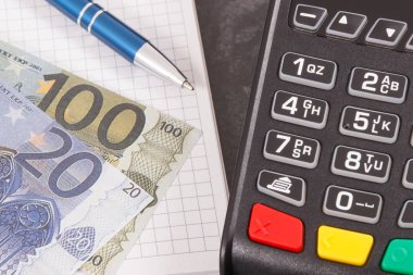 Nakitsiz ödeme işlemi için kredi kartı okuyucu, notlar ve euro için not defteri. İş kavramı