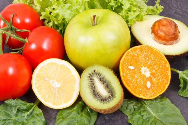 Frutta e verdura naturali sane. Alimenti nutrienti contenenti minerali e vitamine — Foto Stock