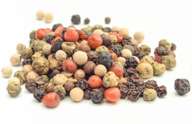 Beyaz arka planda renkli biber. Pişirme baharatı