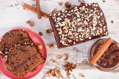 Zencefilli kurabiye ya da koyu kek çikolata, kakao ve Erik reçeli, lezzetli tatlı ile