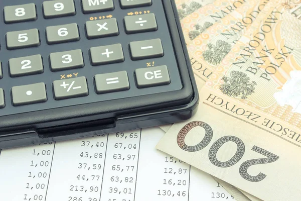 Peníze, tužka a Kalkulačka položená na tabulky — Stock fotografie