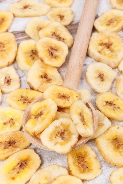 Chips de plátano orgánicos secos con cuchara de madera — Foto de Stock