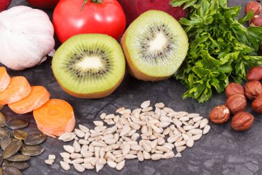 Vitaminler ve mineraller içeren sağlıklı yeme. Gut ve böbrek sağlığı için en iyi gıda